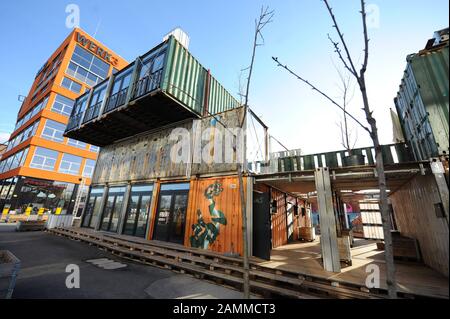Künstlerwerkstätten im "Containerkollektiv" auf dem Gelände des neu entstehenden Werkquartiers am Ostbahnhof. [Automatisierte Übersetzung] Stockfoto