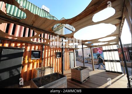 Künstlerwerkstätten im "Containerkollektiv" auf dem Gelände des neu entstehenden Werkquartiers am Ostbahnhof. [Automatisierte Übersetzung] Stockfoto