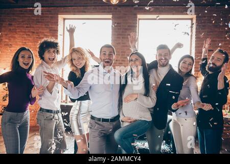 Foto von erstaunlichen acht besten Freunde Konfetti fallen, die die Überraschung Baby party Gruß Zukunft junge Eltern heben die Hände formales Restaurant Stockfoto