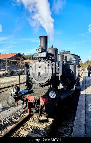 Bayerischer Lokalbahnverband Tegernsee, Federdampf, Sonderfahrt mit der Kohle-Dampfmaschine 70 083 ab 1913 von Tegernsee nach Holzkirchen und zurück, 12.03.2017 [automatisierte Übersetzung] Stockfoto