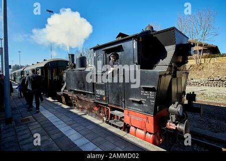 Bayerischer Lokalbahnverband Tegernsee, Federdampf, Sonderfahrt mit der Kohle-Dampfmaschine 70 083 ab 1913 von Tegernsee nach Holzkirchen und zurück, 12.03.2017 [automatisierte Übersetzung] Stockfoto