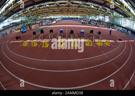 Internationaler Schul- und Jugendwettbewerb in der Werner-von-Linde-Halle im Olympiapark. Das Bild zeigt den Start eines Sprintwettbewerbs. [Automatisierte Übersetzung] Stockfoto