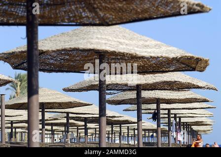 Sonnenschirme am Strand eines neu erbauten Hotelkomplexes im Ferienort Makadi Bay an der ägyptischen Riviera am Roten Meer. [Automatisierte Übersetzung] Stockfoto