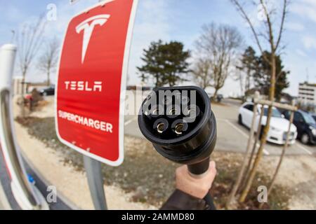 Tesla-Ladestation an der Autobahn A 8 bei Ulm, 14.03.2017 [automatisierte Übersetzung] Stockfoto