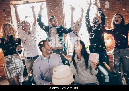 Foto von feiern die besten Freunde, die die unerwartete überraschung Baby Party zukünftige Eltern sitzen Sofa halten großen Kuchen Konfetti fallen Verschleiß formalwear Stockfoto