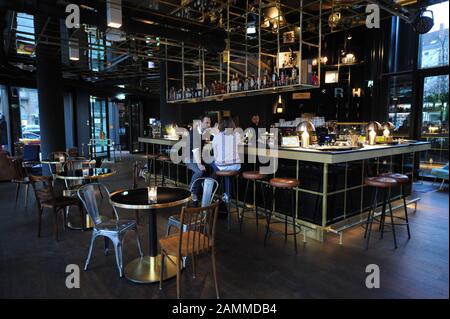 Gäste in der "Ruby Lilly Bar" im "Ruby Lilly Hotel" in der Dachauerstraße 37 am Stiglmaierplatz. [Automatisierte Übersetzung] Stockfoto