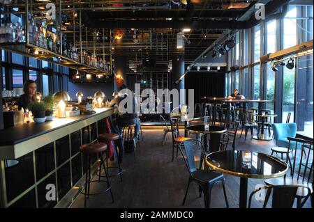 Gäste in der "Ruby Lilly Bar" im "Ruby Lilly Hotel" in der Dachauerstraße 37 am Stiglmaierplatz. [Automatisierte Übersetzung] Stockfoto