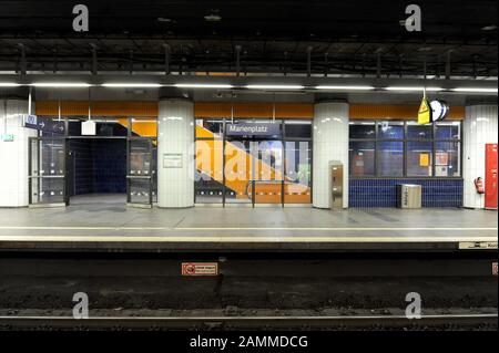 Rolltreppe am S-Bahnhof Marienplatz in der Münchner Innenstadt. [Automatisierte Übersetzung] Stockfoto