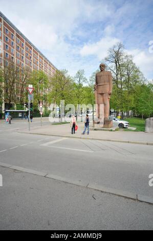 Das Denkmal für den Bildhauer Fritz Behn aus dem Jahr 1931 an der Bosch-Brücke beim Deutschen Museum Im Hintergrund das Deutsche Patent- und Markenamt. [Automatisierte Übersetzung] Stockfoto