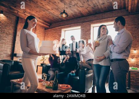 Foto der Gruppe beste Freunde treffen Ehepaar warten Baby geboren, die die Überraschung Baby party Holding großen Kuchen Verschleiß formalwear Zimmer im Innenbereich Stockfoto