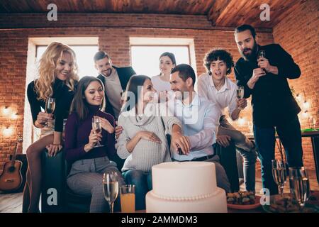 Foto der Gruppe beste Freunde kamen Ehepaar warten Baby geboren, die die Überraschung Baby party Zukunft mom Schneiden von großen Kuchen Verschleiß formalwear zu besuchen Stockfoto