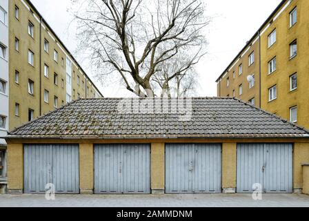 Ältere Wohnanlage zwischen Candidstraße 2-14 und Krumplerstraße in Untergiesing, die von Mieterhöhungen und Umbaumaßnahmen betroffen ist. [Automatisierte Übersetzung] Stockfoto