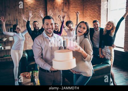 Foto der Gruppe crazy funky Freunde besuchen Paar warten baby arrangieren überraschung Baby party Zukunft Mumie große Stück Kuchen ovation Verschleiß zu essen Stockfoto