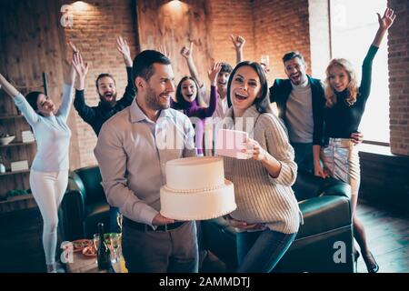 Foto der Gruppe am besten verrückten Freunde besuchen Ehepaar warten baby arrangieren überraschung Baby party Zukunft Mamma grosses Stück Kuchen tragen zu essen Stockfoto