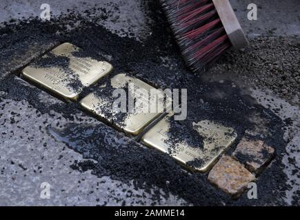 In Augsburg legt der Künstler Gunter Demnig zum ersten Mal Stolpersteine auf öffentlichen Boden. Die beiden Gedenksteine auf dem Bild sind dem Ehepaar Emma und Eugens Oberdorfer gewidmet, die von den Nazigern im KZ Auschwitz ermordet wurden. Ein dritter Stein erinnert an den Dachladen Jacob Oberdorfer, der sich an derselben Stelle befand. [Automatisierte Übersetzung] Stockfoto