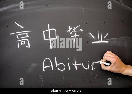 Zum ersten Mal in Bayern bietet die Schule eine schriftliche Abiturprüfung auf Chinesisch an. Auf der Tafel steht geschrieben, wörtlich übersetzt: Abitur. [Automatisierte Übersetzung] Stockfoto