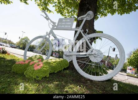 Ein weiß lackiertes Fahrrad (Ghostbike) erinnert an einen Radfahrer, der einen tödlichen Unfall hatte und von einem rechts abbiegenden Lastwagen überfahren wurde. [Automatisierte Übersetzung] Stockfoto