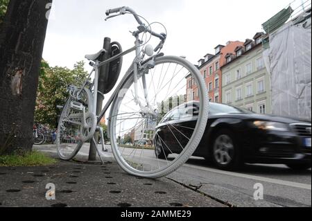 An der Ecke Rosenheimer und Balanstraße erinnert ein weiß lackiertes Geisterrad an einen Radfahrer, der Opfer eines tödlichen Unfalls wurde, als sie von der plötzlich endenden Radfahrbahn auf die Straße wechseln musste. [Automatisierte Übersetzung] Stockfoto