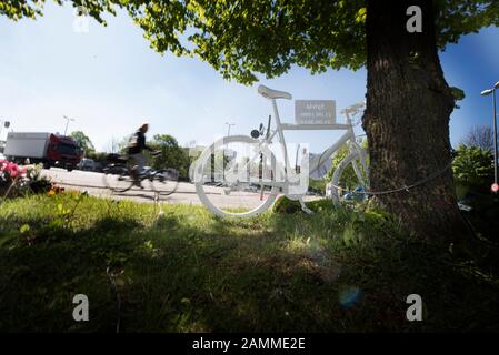 Ein weiß lackiertes Fahrrad (Ghostbike) erinnert an einen Radfahrer, der einen tödlichen Unfall hatte und von einem rechts abbiegenden Lastwagen überfahren wurde. [Automatisierte Übersetzung] Stockfoto