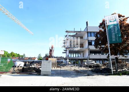 Im Rahmen des Tunnelbauprojekts 'Mittlerring Südwest' werden Bürogebäude entlang der Heckenstallerstraße abgerissen, um Wohnungen zu bauen. [Automatisierte Übersetzung] Stockfoto