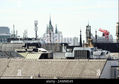 Blick von der Dachterrasse des Mandarin Oriental Hotels in der Innenstadt Münchens. Das Bild zeigt Handymasten auf den Nachbardächern. [Automatisierte Übersetzung] Stockfoto