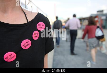 Außerordentliche Bürgerversammlung zum Bau der zweiten Münchner S-Bahn-Stammstrecke für die Bewohner Haidhausens in der Tonhalle an der Grafinger Straße. Das Bild zeigt einen Tunnelgegner vor dem Treffpunkt. [Automatisierte Übersetzung] Stockfoto