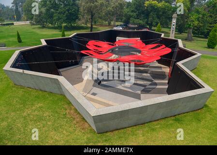 Schrein der Erinnerung das ANZAC War Memorial mit großen Schatten Segel Poppy Hof, Melbourne, Victoria, Australien Stockfoto