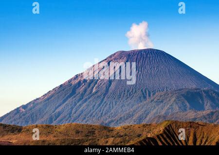 Mount Semeru Vulkane im Bromo Tengger Semeru National Park, Ost-Java, Indonesien. Stockfoto