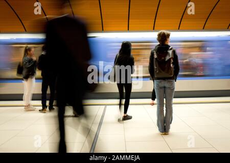 Fahrgäste während der Hauptverkehrszeit am U-Bahnhof Marienplatz in der Münchner Innenstadt. [Automatisierte Übersetzung] Stockfoto