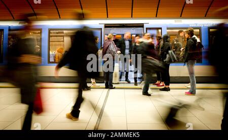 Fahrgäste während der Hauptverkehrszeit am U-Bahnhof Marienplatz in der Münchner Innenstadt. [Automatisierte Übersetzung] Stockfoto