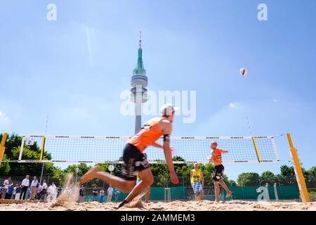 Eröffnung der größten Beachvolleyballanlage Bayerns auf dem Gelände der TUM-Tennisanlage am Kolehmainenweg im Münchner Olympiapark Im Hintergrund des Olympiaturms. [Automatisierte Übersetzung] Stockfoto