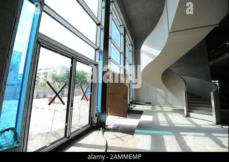 210 Mietwohnungen und ein Hotel mit Sky Lounge entstehen in der Leopoldsstraße im Münchner Stadtteil Schwebing-West. Das Bild zeigt den Eingangsbereich des neuen Hotels. [Automatisierte Übersetzung] Stockfoto