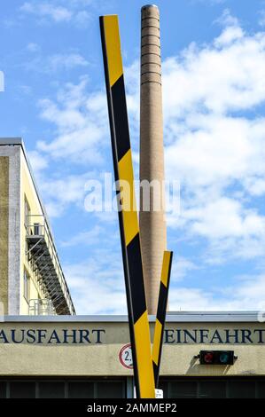 Die alten Gebäude, darunter der 75 Meter hohe Schornstein des ehemaligen Kesselhauses auf dem ehemaligen Paulaner-Gelände an der Regenstraße, werden nacheinander abgerissen. Nach dem Umzug der Brauerei nach Langwied entsteht auf dem traditionellen Brauereigelände in der Au ein neues Stadtquartier. [Automatisierte Übersetzung] Stockfoto