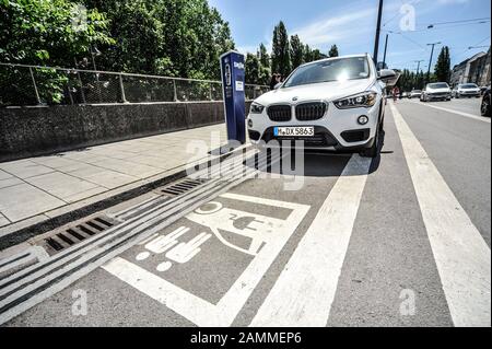 Die Stadtwerke München (SWM), Münchner Verkehrsgesellschaft (MVG) und die Münchner Start-up Parkhere GmbH realisieren gemeinsam einen wichtigen Schritt auf dem Weg zu intelligenter städtebaulicher Infrastruktur in einem Pilotprojekt: Elektronische Parksensoren zeigen über die MVG More App in nahezu Echtzeit kostenlose Parkplätze an der Mobilitätsstation Münchner Freiheit an. [Automatisierte Übersetzung] Stockfoto