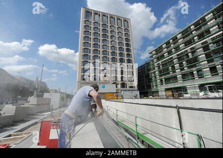 210 Mietwohnungen und ein Hotel mit Sky Lounge entstehen in der Leopoldsstraße im Münchner Stadtteil Schwebing-West. Das Bild zeigt das neue Wohnhaus. [Automatisierte Übersetzung] Stockfoto