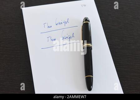 Mit diesem Stift hat der ehemalige Bundesfinanzminister Dr. Theo Waigel vor 25 Jahren die Maastrichter Verträge unterzeichnet. Heute befindet sich e in seinem Büro in München. [Automatisierte Übersetzung] Stockfoto