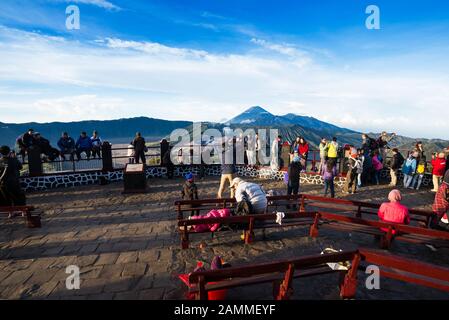 Touristen am Aussichtspunkt auf dem Mount Penanjakan, Die beste Aussicht auf den Mount Bromo in Java in Indonesien Stockfoto