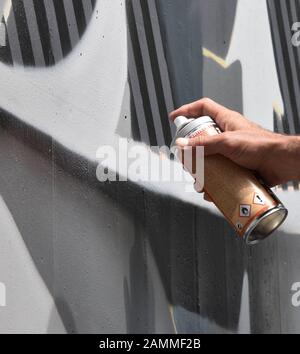 Städtebauliches Wandspray-Projekt iNEON bei einem Gemeinschaftsprojekt mit anderen Künstlern im Münchner Werksviertel in Obersendling während der FESTIVALSKALA für Straßenkunst und Graffiti - Urban WallArt München [automatisierte Übersetzung] Stockfoto