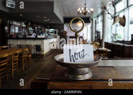 Rustikale Einrichtung im Restaurant "Neobrasserie Hoiz" in der Karlstraße 10. [Automatisierte Übersetzung] Stockfoto