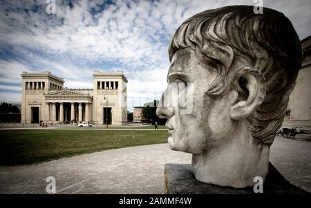 Ein überlebensgroßer Kopf des römischen Kaiser Augustus wirbt mit der Sonderausstellung "Charakterköpfe" vor der Glyptothek am Königsplatz. [Automatisierte Übersetzung] Stockfoto