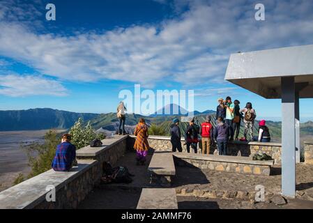 Touristen am Aussichtspunkt auf dem Penanjakan, Der beste Blick vom Mount Bromo zum Sandmeer in Ostjava in Indonesien Stockfoto