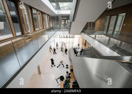 Das Gymnasium München Nord, eine "Eliteschule für Sport", an der Knorrstraße 171, im Bild die Treppe. [Automatisierte Übersetzung] Stockfoto