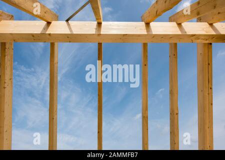 Hausbau in Schale mit Holzbalken im Dachstuhl [automatisierte Übersetzung] Stockfoto