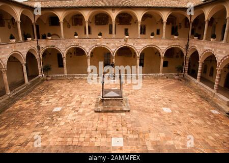 Innenhof des 13 C friary (Sacro Convento) des Heiligen Franz von Assisi neben der Basilika. Stockfoto