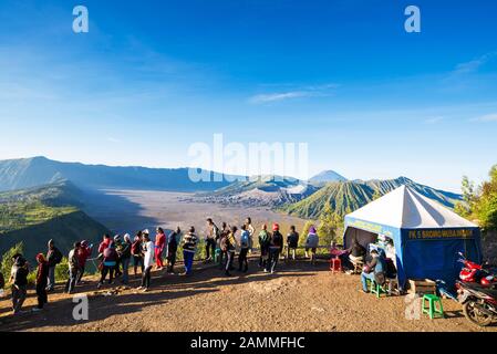 Touristen, die zum Aussichtspunkt auf dem Berg Penanjakan wandern, Die beste Aussicht vom Berg Bromo und den umliegenden Vulkanen in Ostjava, Indonesien. Stockfoto