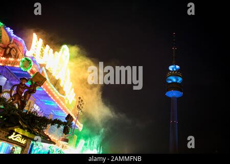 Impressionen vom Sommerfest IMPARK im Münchner Olympiapark. Im Hintergrund der blau beleuchtete Olympiaturm. [Automatisierte Übersetzung] Stockfoto