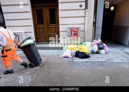 Mitarbeiter der städtischen Entsorgungsfirma München (AWM) bei der Arbeit. Im Bild wird in der Viscardigasse eine Müllkasse aufgeholt. [Automatisierte Übersetzung] Stockfoto