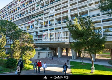 Marseille France, 28. Dezember 2019 : Eingang und Leute des Gebäudes La Cite Radieuse des Architekten Le Corbusier, eines Weltkulturerbes der UNESCO in Ma Stockfoto