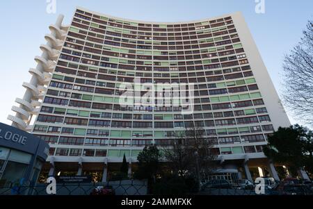 Marseille Frankreich, 28. Dezember 2019 : Le Brasilia Gebäude Blick auf eine moderne Wohnung Tower Block des Architekten Fernand Boukobza in Marseille Franc Stockfoto