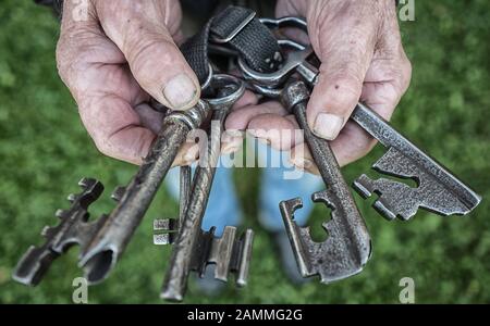 Die gothische Wallfahrtskirche Sankt Ägidius in Schildthurn hat den höchsten Dorfkirchturm Bayerns. [Automatisierte Übersetzung] Stockfoto